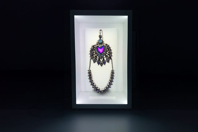 Hologram-effect jewellery display in a shop window