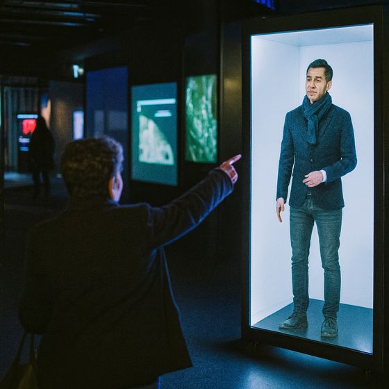 Digital guide in a gallery with a visitor